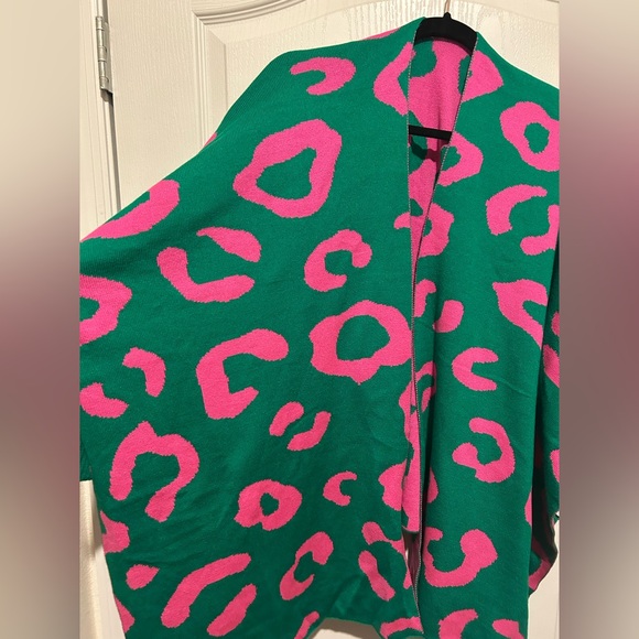 Signature Cape - Picture 5 of 5